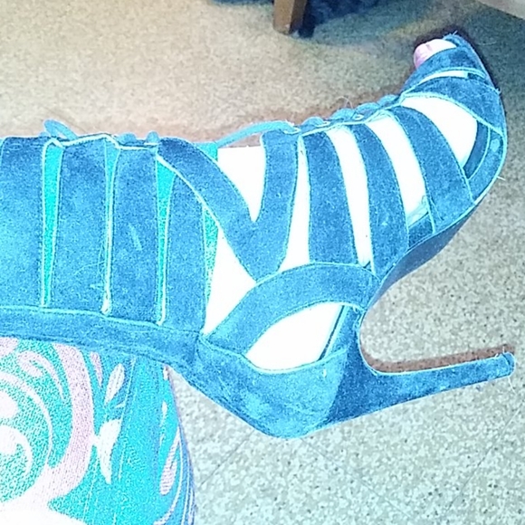 Shoes - Picture 4 of 4